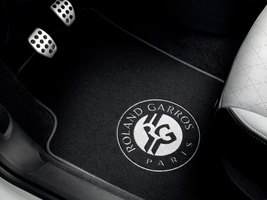 Детали интерьера Peugeot 207 CC Roland Garros Special Editions 2012 года  (фото 9 из 11)